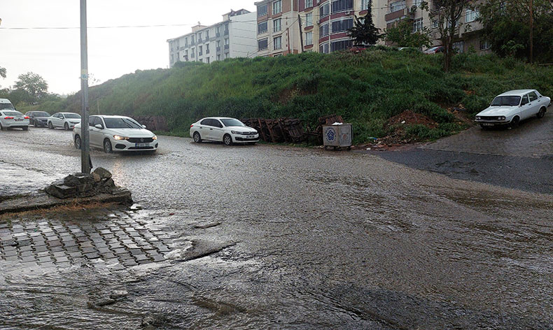 Tekirdağ’da şiddetli yağış sokakları dereye çevirdi