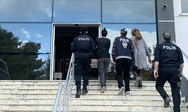 Pazarda yankesicilik yapan kadınlar yakalandı