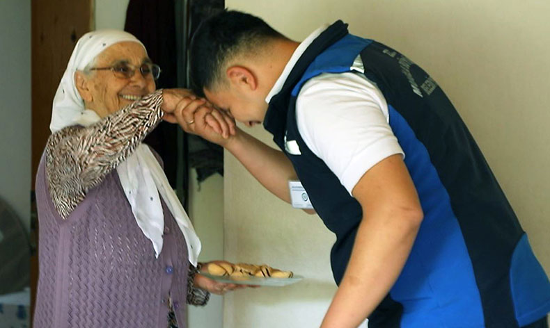 Büyükşehir kırsaldaki çınarların yanında