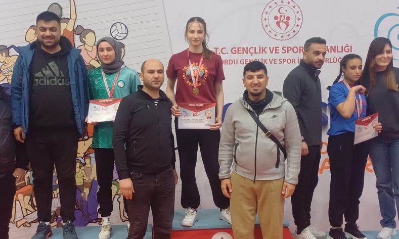 Okul Sporları bilek güreşi şampiyonu İlayda Malkoç oldu