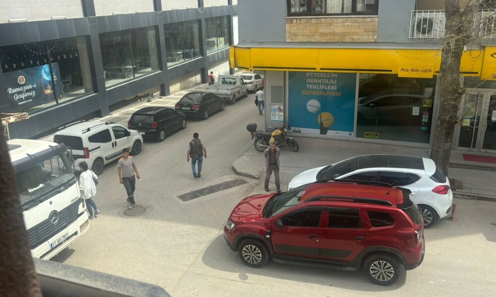 Yolun ortasına aracını park edip alışverişe gitti