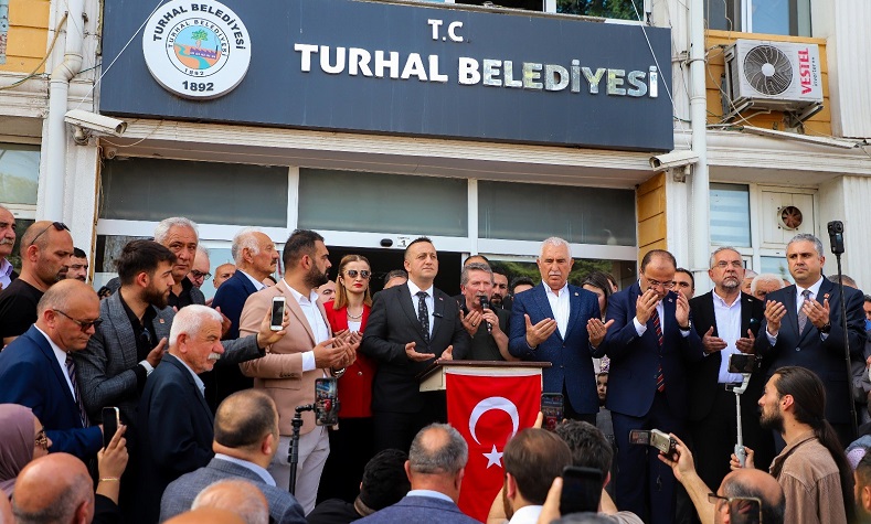 Turhal Belediyesi’nde devir teslim töreni yapıldı