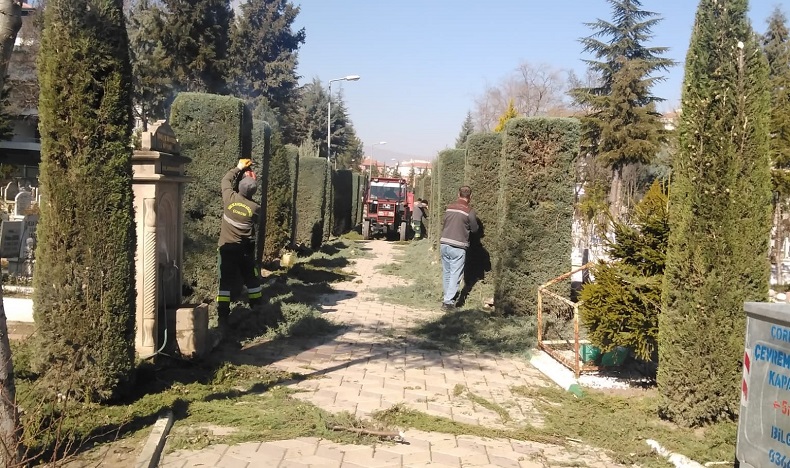 Çorum’da mezarlıklar bayrama hazırlanıyor