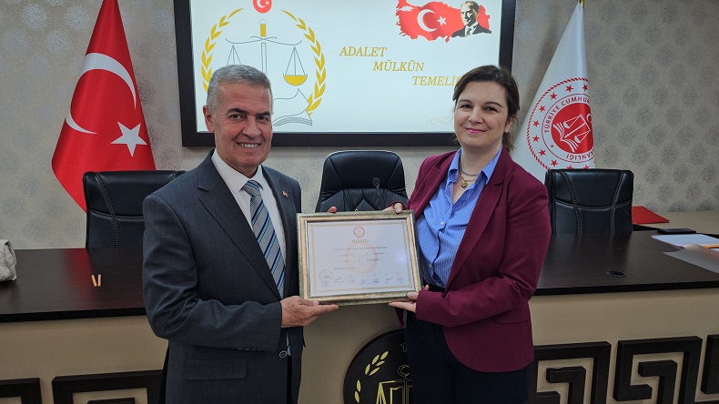 Buharkent Belediye Başkanı Mehmet Erol mazbatasını aldı