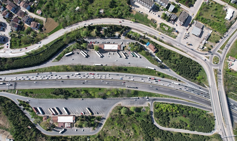TEM’de bayram trafiği yoğunluğu havadan görüntülendi