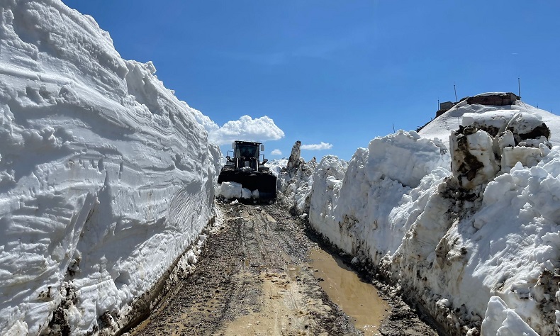 Yüksekova’da 5 metreyi bulan karda yol açma çalışması