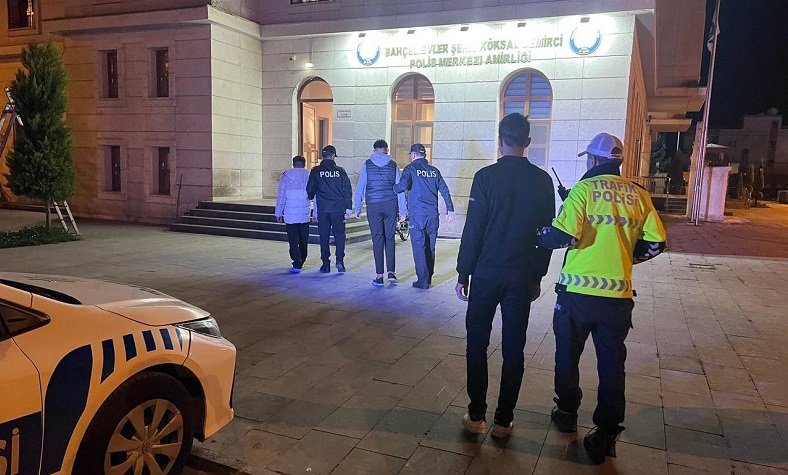 Trafikte akrobasi gösterisi yapan 3 motosikletliye 95 bin lira ceza