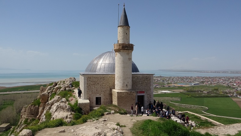 Osmanlı’nın Van’daki sembolü yeniden ibadete açıldı