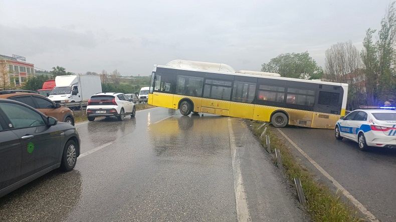 Yağmurda kayan İETT otobüsü bariyerlere çarptı