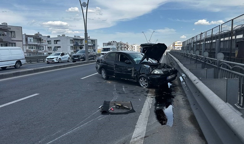 Kayseri’de otomobil aydınlatma direğine çarptı