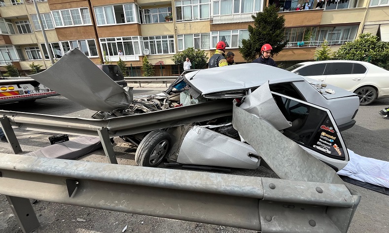 Bariyer otomobilin önünden girip arka koltuğuna kadar ilerledi: 1 ölü