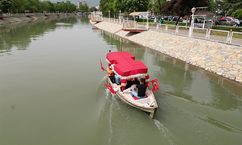 Tokat’ta depremden etkilenen çocuklar sandallarla gezdirildi