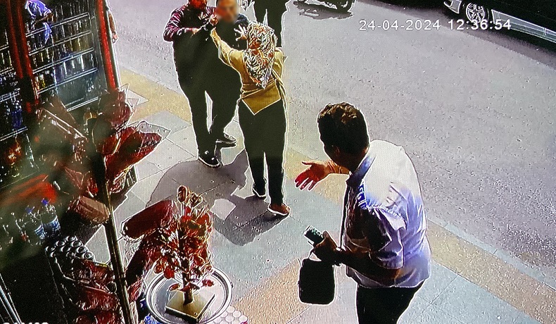 Otobüs şoförünün, cadde ortasında husumetlisinin saldırısına uğradığı anlar kamerada