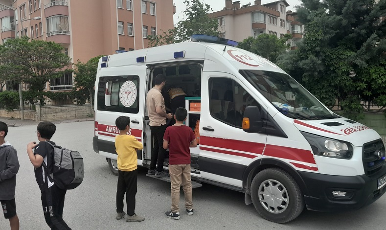 Ortaokul öğrencisi başına gelen taşla yaralandı