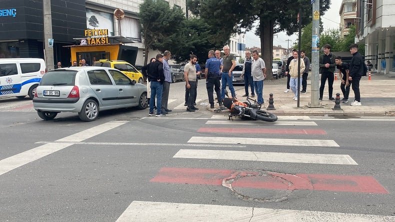 Otomobil ile motosiklet çarpıştı