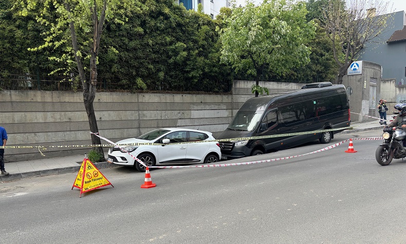 Yol çöktü:2 araç oluşan çukura düştü
