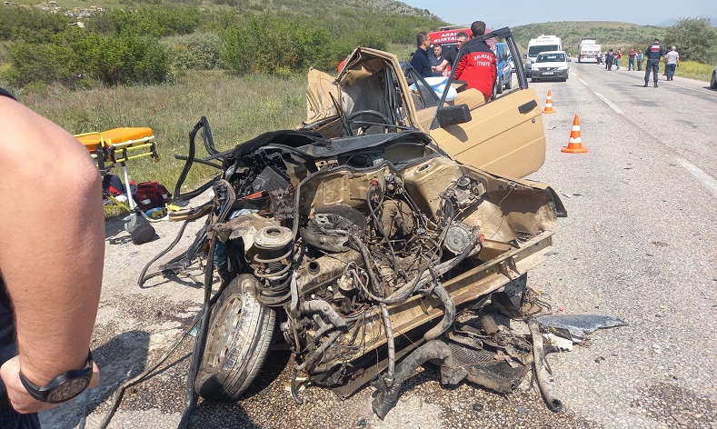 Balıkesir’de otomobil ile kamyon çarpıştı: 2 ölü, 1 yaralı