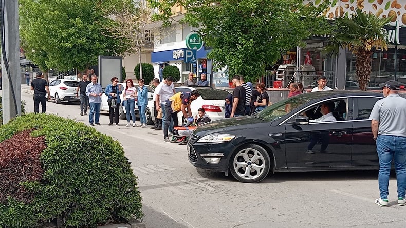 Motosiklet ve bisiklet çarpıştı: 3 yaralı