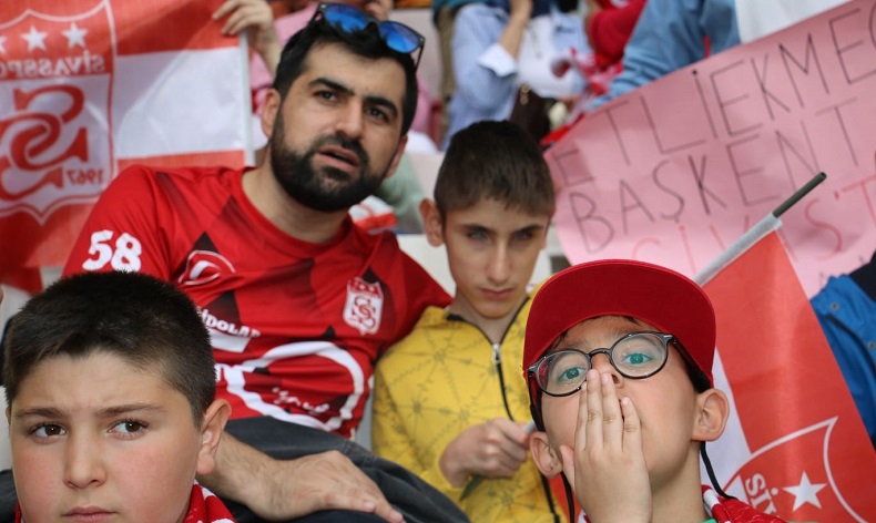 Görme engelli öğrencisine maçı anlattı