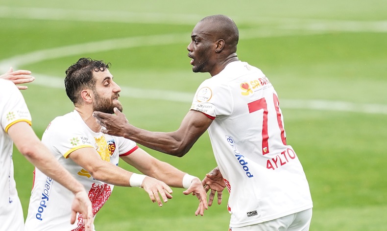 Kayserispor’un Portekizli futbolcusu Aylton Boa Morte ligdeki 7. golünü attı
