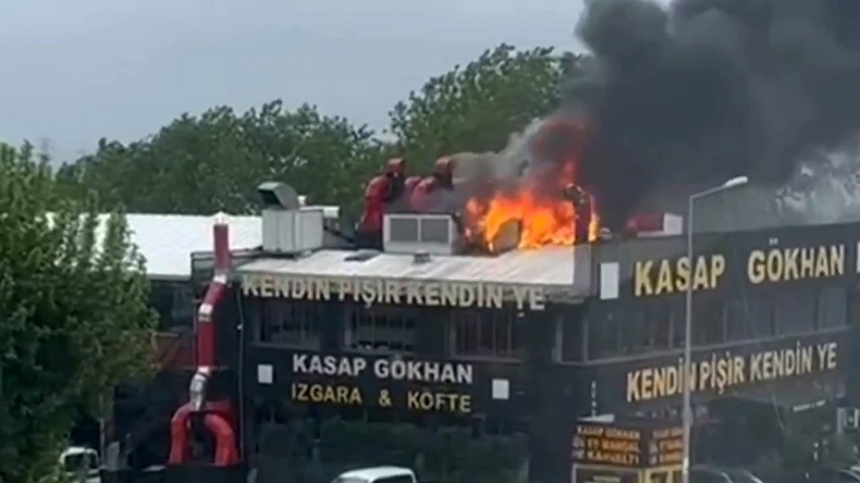 Restoranın çatısından alevler yükseldi, içerideki müşteriler can havliyle dışarı kaçtı