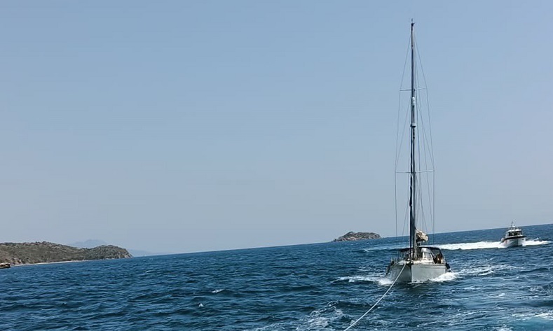 Bodrum’da arızalanan ve sürüklenen tekne KIYEM ekipleri tarafından kurtarıldı