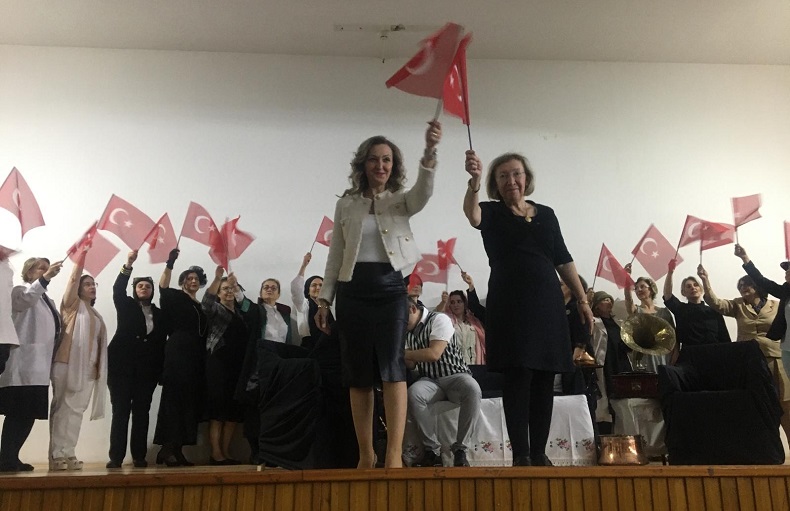 Bursa Kız Lisesi mezunlarından anlamlı gösteri