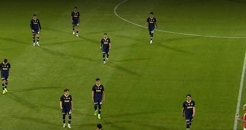 Fenerbahçe sahadan çekildi!