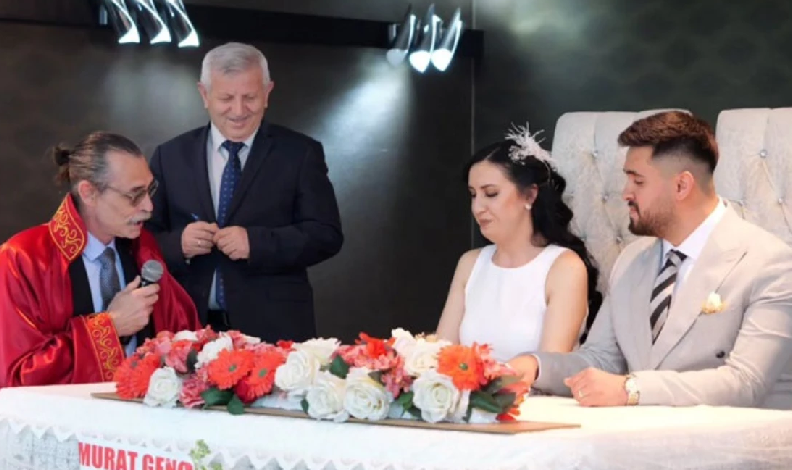 Başkan Erdal Beşikçioğlu ilk nikahını kıydı