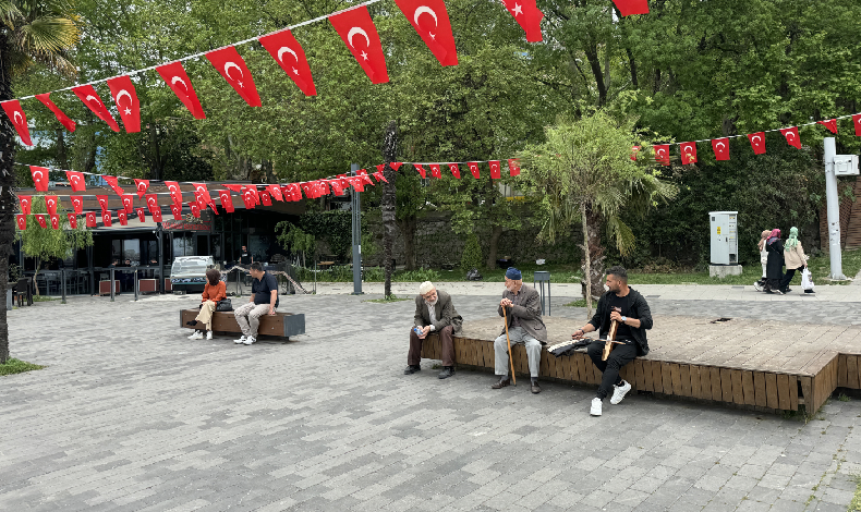 Sıcağı görenler sahil kenarına koştu