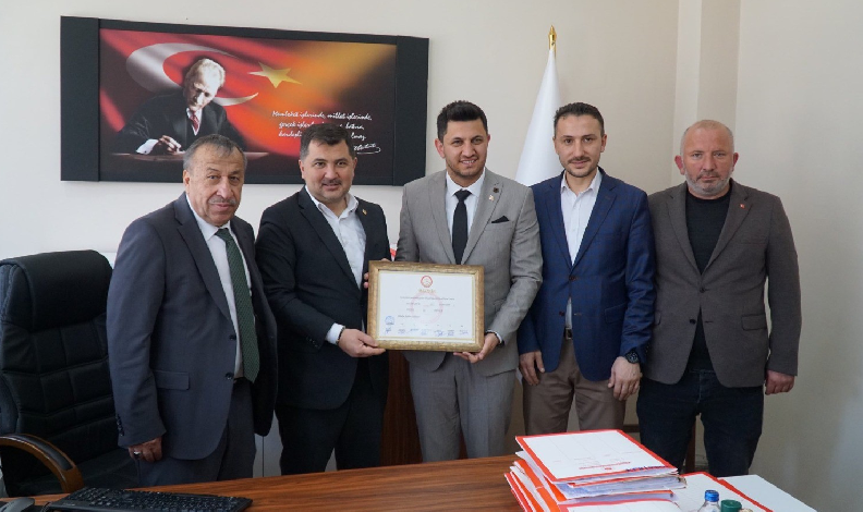 Başkan Selami Savaş mazbatasını aldı