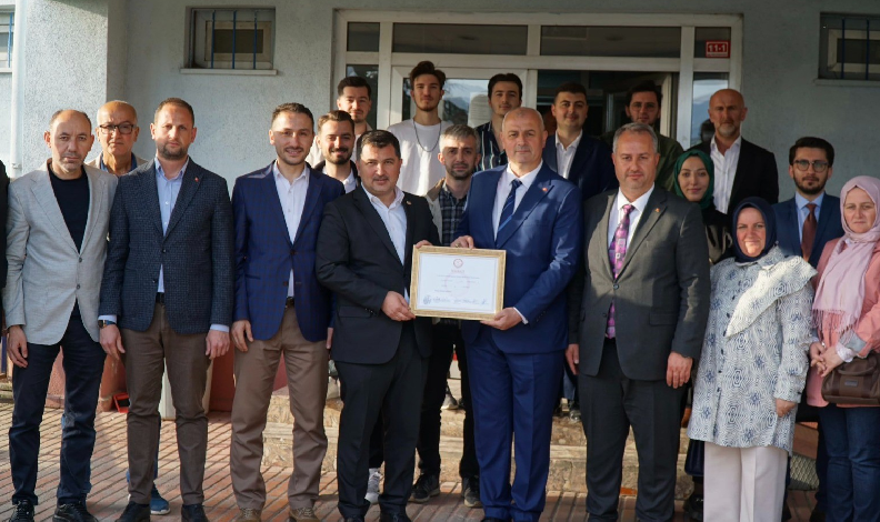 Başkan Yılmaz Yıldız mazbatasını aldı