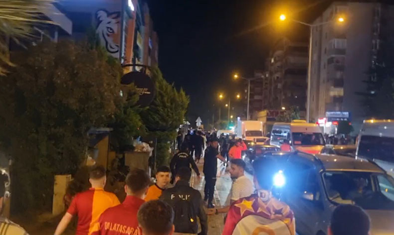 Bursasporlular Galatasaray taraftarlarının üzerine yürüyerek slogan attı