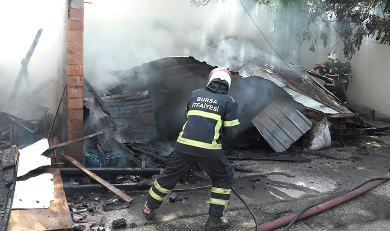 Bursa’da ahırda çıkan yangın paniğe sebep oldu