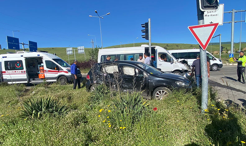 Bingöl’de otomobil ile minibüs çarpıştı: 9 yaralı