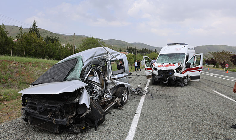 Ambulans ile hafif ticari araç çarpıştı: 2’si polis 6 yaralı