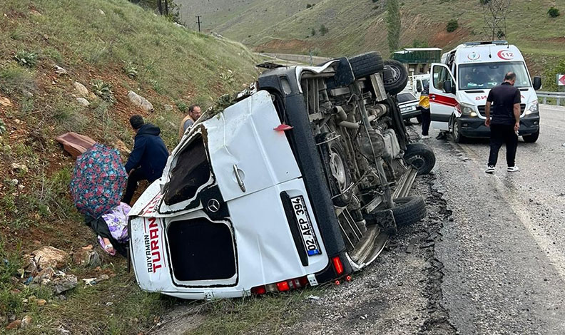 Yolcu minibüsü devrildi: 12 yaralı
