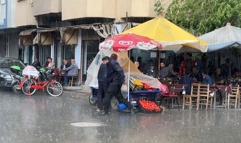Iğdır’da yağan yağış sonrası vatandaşlar kaçacak yer aradı