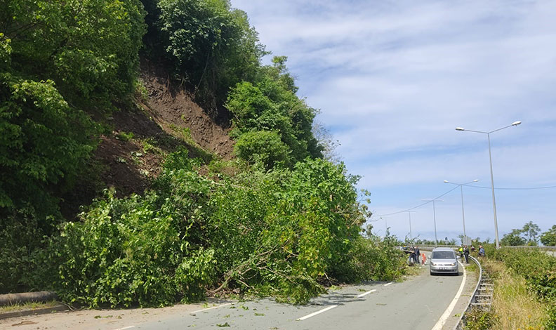 Karadeniz Sahil Yolu’nda heyelan