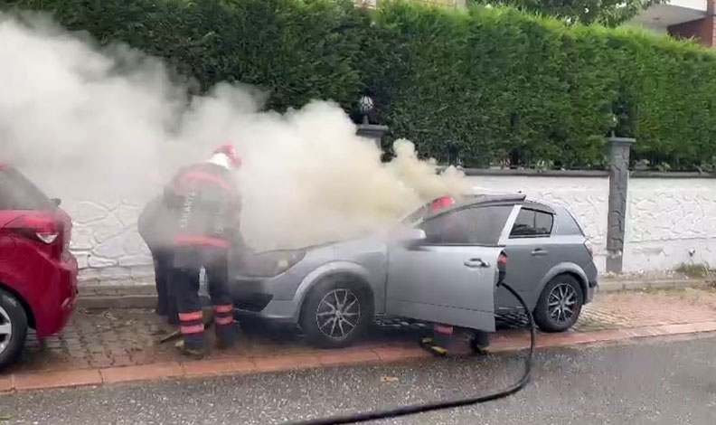 Sakarya’da park halindeki otomobil alev aldı