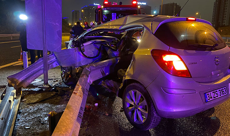 Otomobil bariyerlere ok gibi saplandı: 1 ölü, 1 ağır yaralı