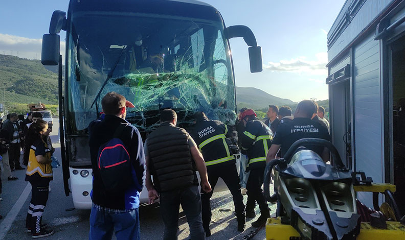 Bursa’da yolcu otobüsü tıra çarptı, faciadan dönüldü