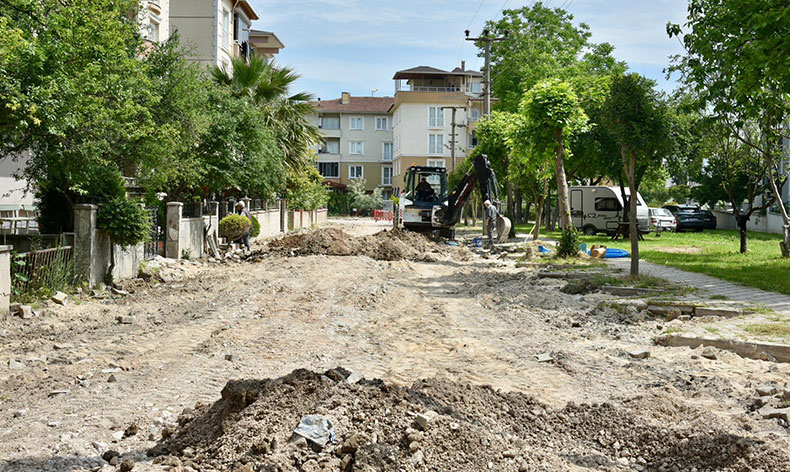 Mustafakemalpaşa’da hayat konforunu bozan yollar tamamlanıyor