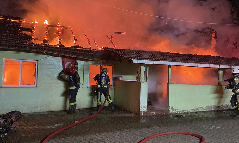 Annesinin içinde bulunduğu evi yaktı