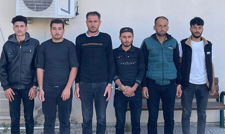 Otomobilden adeta göçmen fışkırdı
