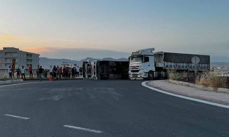 Mardin’de buğday yüklü kamyon devrildi