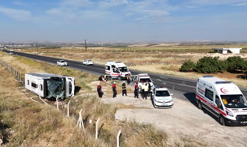 Şanlıurfa’da yolcu otobüsü devrildi