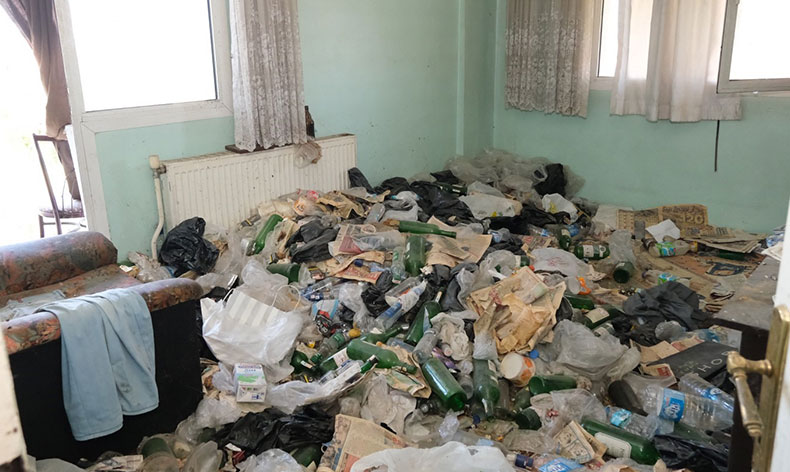 Yaşlı adamın evinden 1 kamyon çöp çıktı