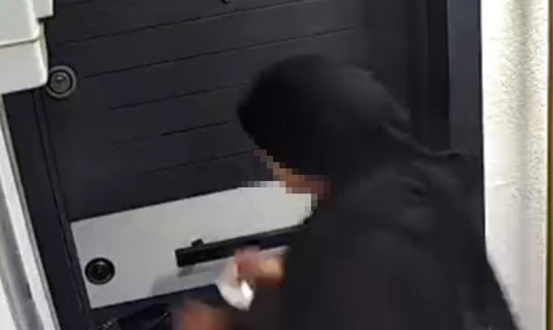 Evlerin kapılarını kartla açarak hırsızlık yaptı