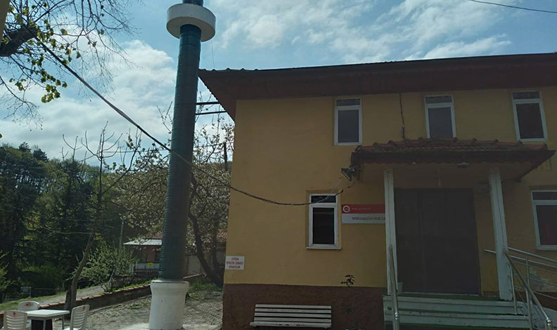 Minaresi olmayan camiye petrol varillerinden minare yaptı
